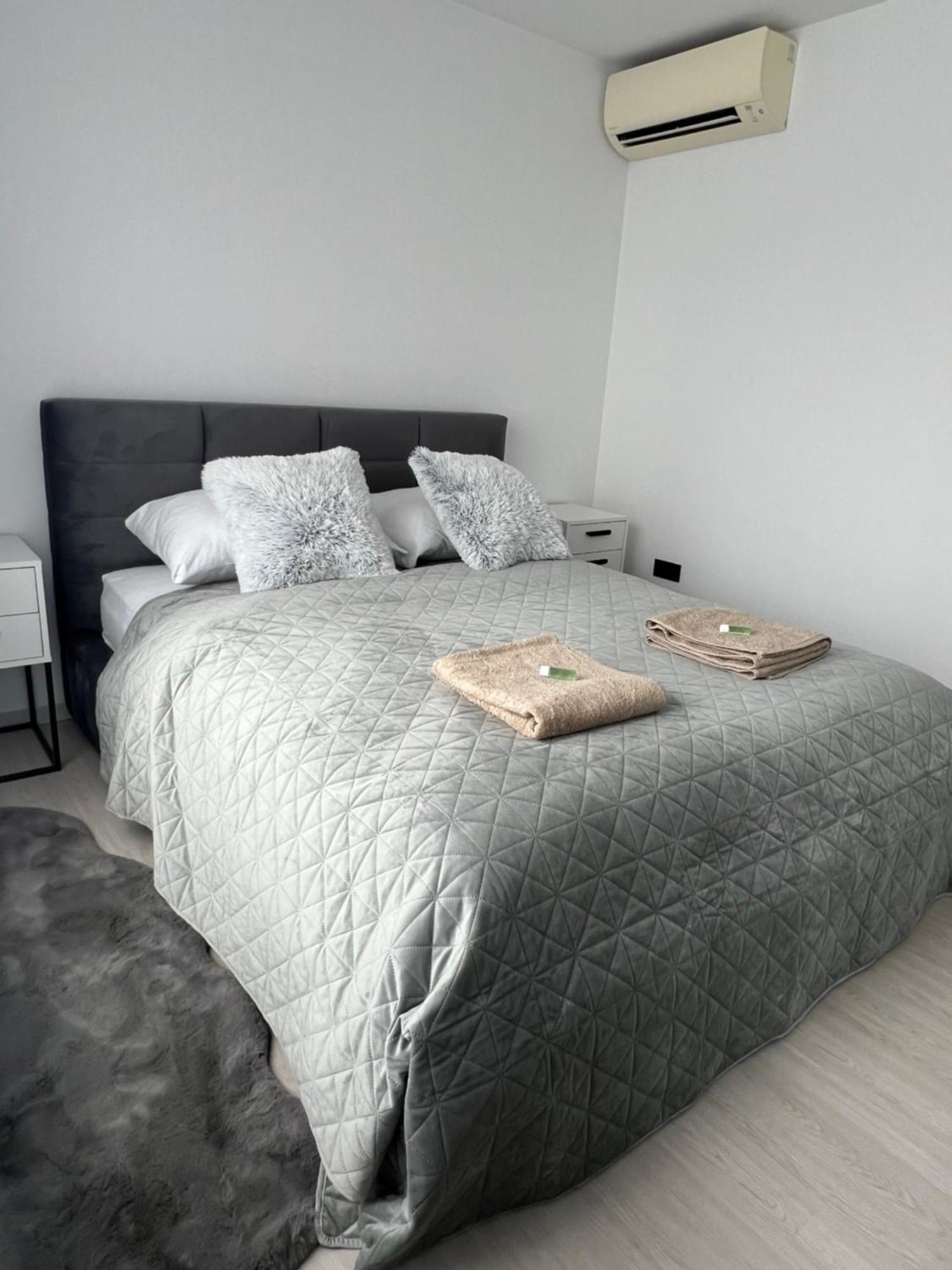 Skau Piano Family & Business Free Parking * Bratislava