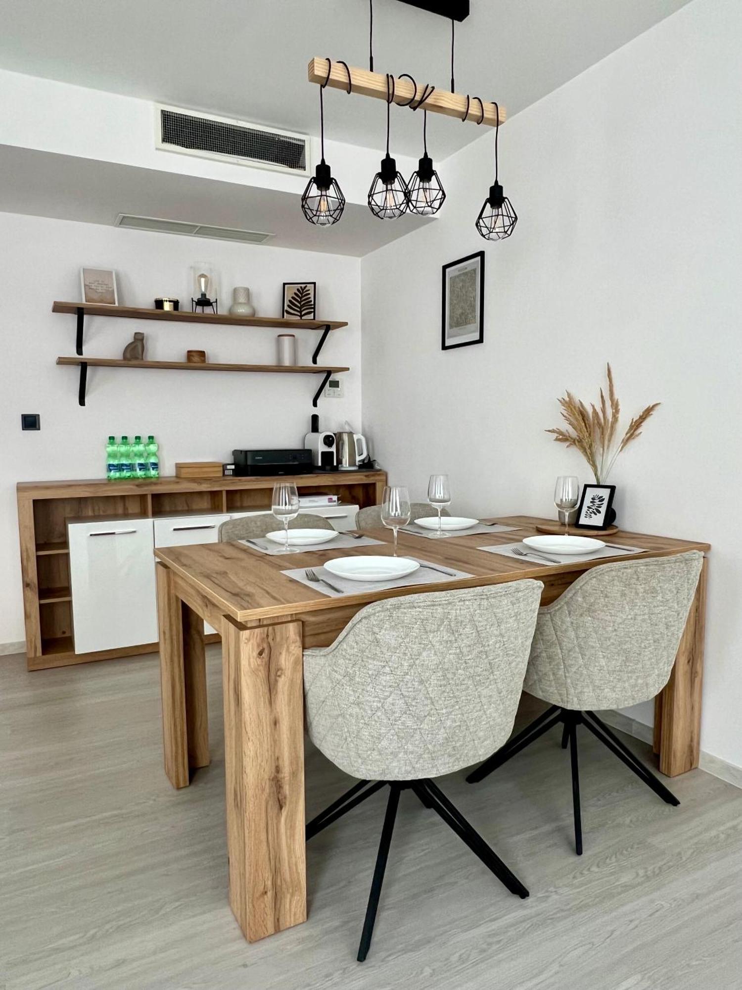 Skau Piano Family & Business Free Parking Apartment